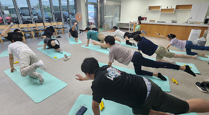䰡